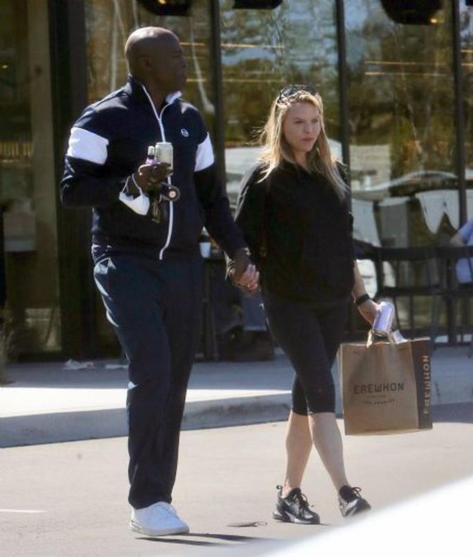 Laura Strayer, 35 ans, est l’ancienne assistante personnelle du chanteur. Elle travaillait pour lui dans les années 2000, alors que Seal était encore marié à Heidi Klum. Originaire d’un univers proche du musicien, elle vivait d’ailleurs dans la maison du couple dès 2006, un an après leur mariage avec la top allemande.