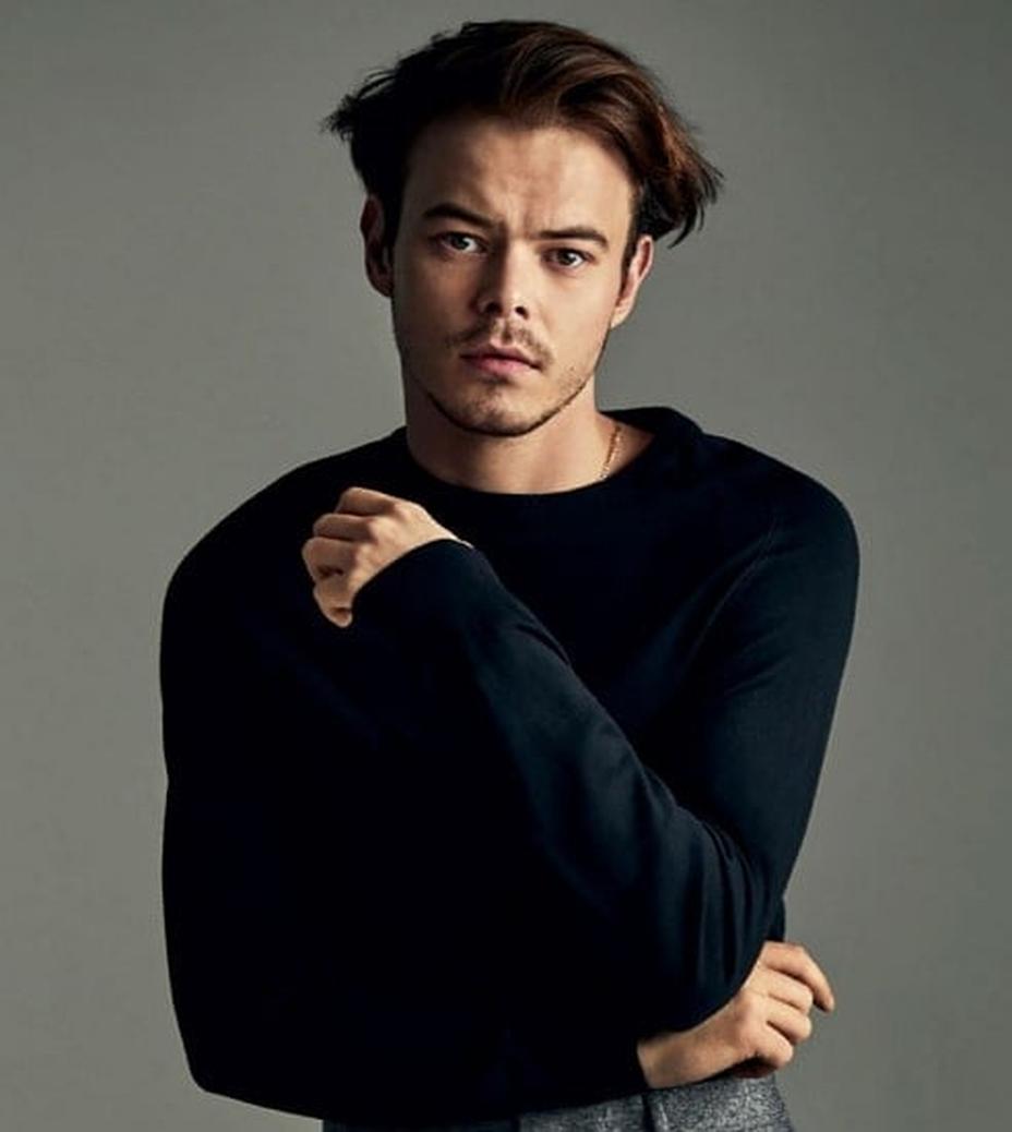 Ce qui frappe avec Charlie Heaton enfant, c’est ce voile d’invisible. Pas d’histoires d’enfance rocambolesques ni d’événements dramatiques exposés. Juste un type qui a grandi normalement, a nourri ses rêves en coulisses, et a attendu son heure.
