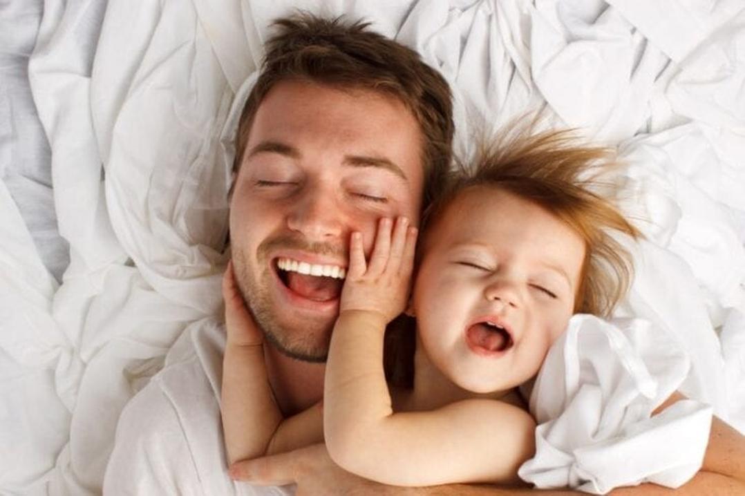 Adopter un mode de vie sain est la première étape. Exit cigarette et alcool, bonjour aliments riches en nutriments et sommeil réparateur. Ce changement ne vise pas seulement à soutenir la mère, il vous prépare aussi à accueillir votre enfant en pleine forme, avec l’énergie nécessaire pour les nombreuses nuits sans sommeil à venir.