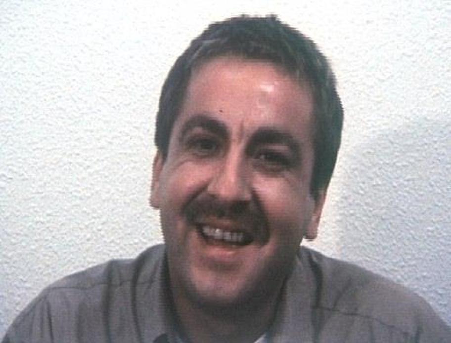 En 1989, Bruno Carette vit une tragédie sanitaire. Lors d’un séjour en Égypte avec ses compagnons du groupe Les Nuls, il contracte un virus tropical. Ce n’est pas une simple grippe : le virus déclenche une leuco-encéphalite rapide, terriblement agressive.