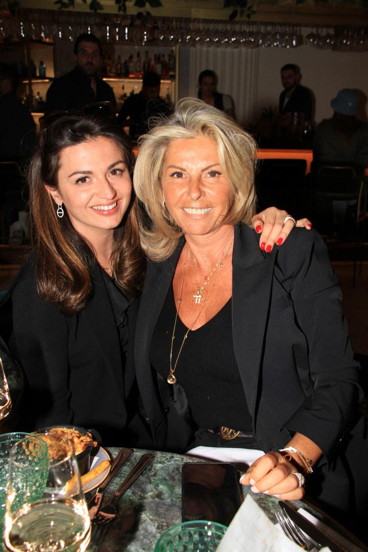 Victoire Margeridon a 22 ans. Elle est la fille de Caroline Margeridon, acheteuse dans l'émission Affaire Conclue.