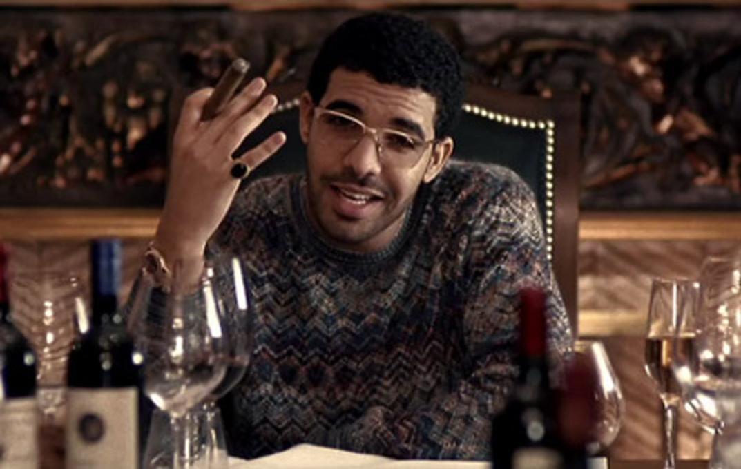 Dans ses chansons, Drake évoque parfois son identité juive, mêlant introspection et célébration. Ce mélange reflète parfaitement son histoire personnelle et familiale.