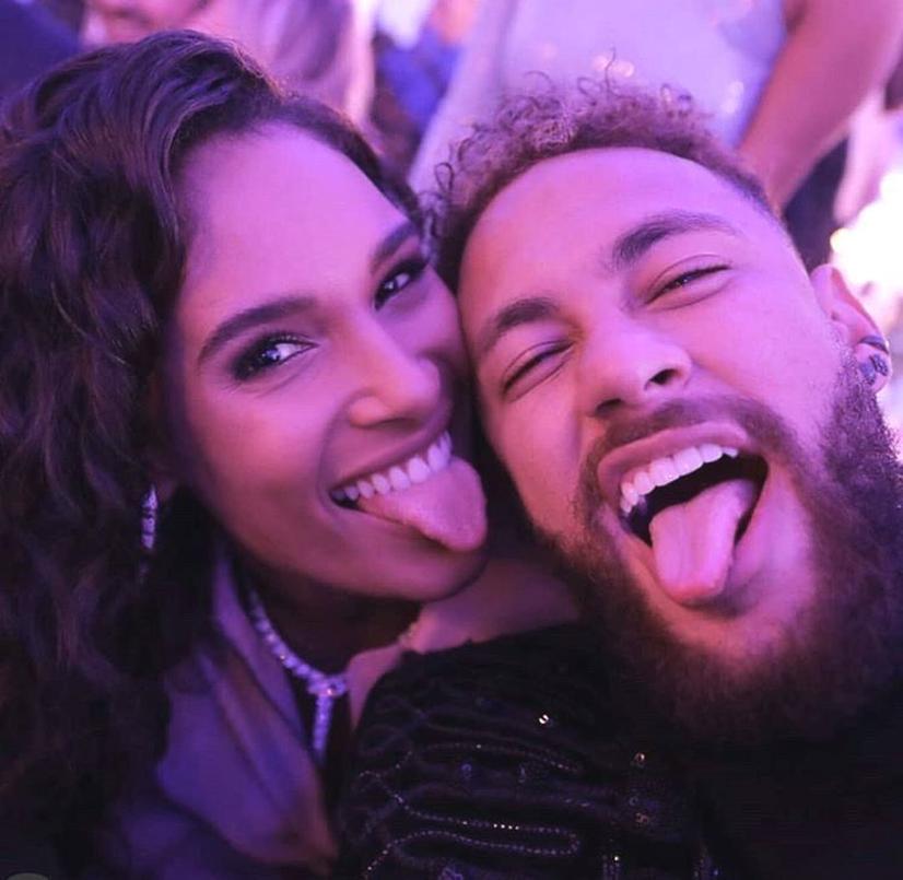 Neymar n’est pas seulement un maestro du ballon rond. Sa vie privée, également très suivie, met en lumière diverses personnalités et histoires. La plupart de ses ex ont trouvé leur voie entre famille, carrière et médias sociaux. Neymar continue sa route, sous les projecteurs, jonglant entre football et sentiments.