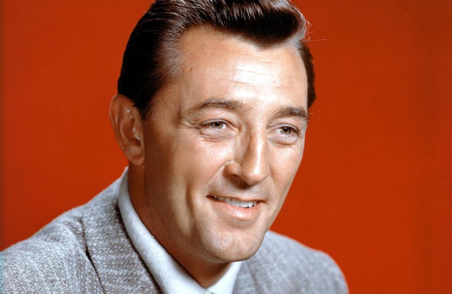 Il faut imaginer la scène : le légendaire Robert Mitchum dort paisiblement à 5 heures du matin dans sa maison de Santa Barbara, bercé par le chant des cigales californiennes, quand il s’en va discrètement, loin du tumulte d’Hollywood.