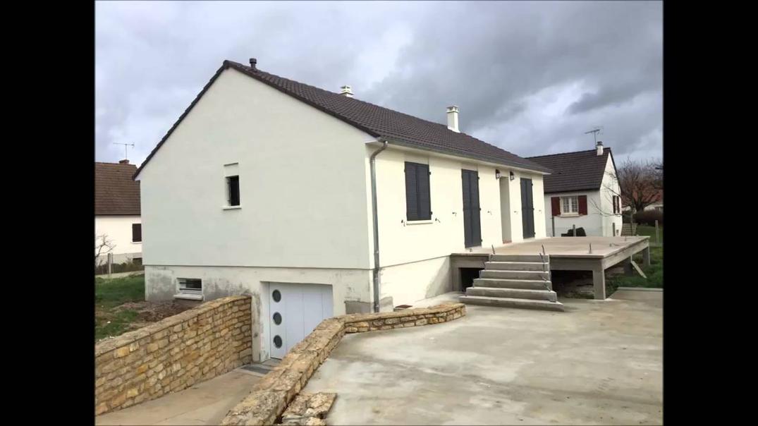 Pourquoi un tel succès ? La réponse tient en deux mots : standardisation et préfabriqué. Plutôt que de construire sur place avec des matériaux traditionnels, Maison Phénix mise sur des éléments produits en usine. Ossature métallique, plaques de béton, équipements complets (cuisine, chauffage électrique)... tout est conçu pour une construction rapide et économique.