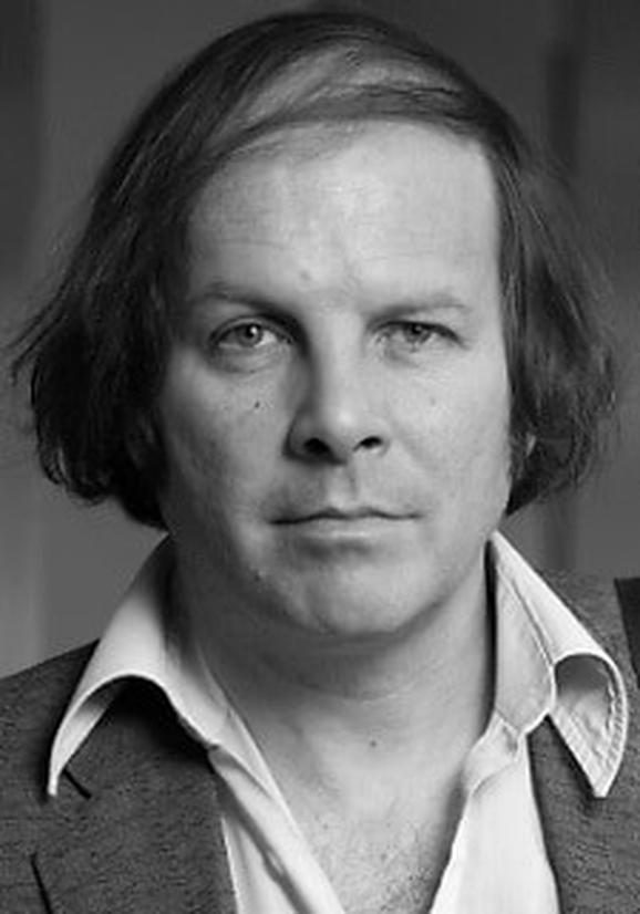 Édie Blanchard, née en 1993, est la fille aînée de Philippe Katerine d’une relation précédente. Ce n’est pas une simple enfant cachée dans l’ombre : elle s'est lancée dans une carrière de réalisatrice qui s’annonce prometteuse. À seulement 28 ans, Édie est derrière la caméra, créant notamment des clips musicaux, certains en collaboration directe avec son père.