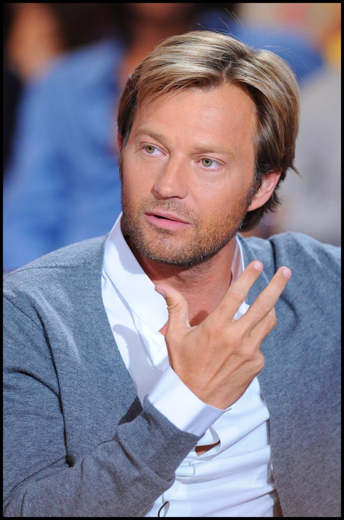 En résumé, ne croyez pas tout ce que vous entendez à propos d’Alexis Delahousse en lien avec Laurent. Certes, ils partagent un nom et des passions similaires, mais familialement, c’est un cousinage, pas une fratrie.