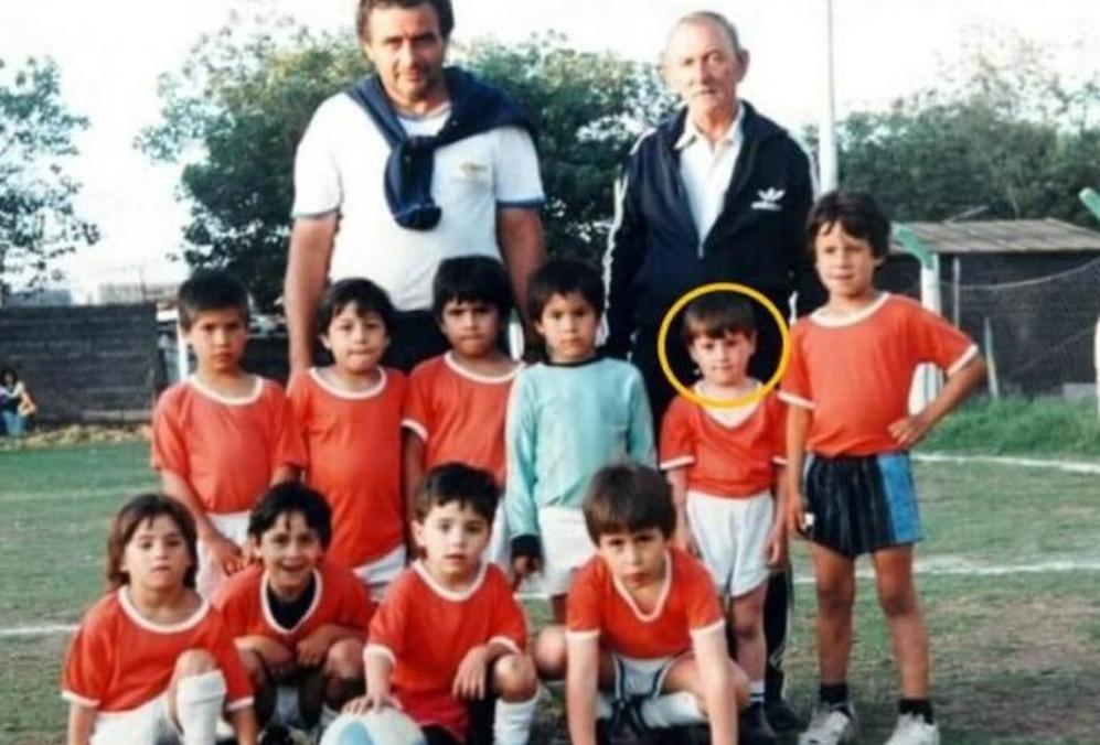 Déjà, il assiste aux matchs, parfois blotti contre sa mère, symbolisant la continuité d’une grande histoire familiale autour du football.