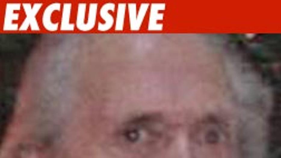 David Carradine aurait succombé à un accident lié à un jeu sexuel. Une corde était attachée à son cou et à son organe sexuel. La privation d'oxygène accidentelle durant ce jeu a provoqué son décès.