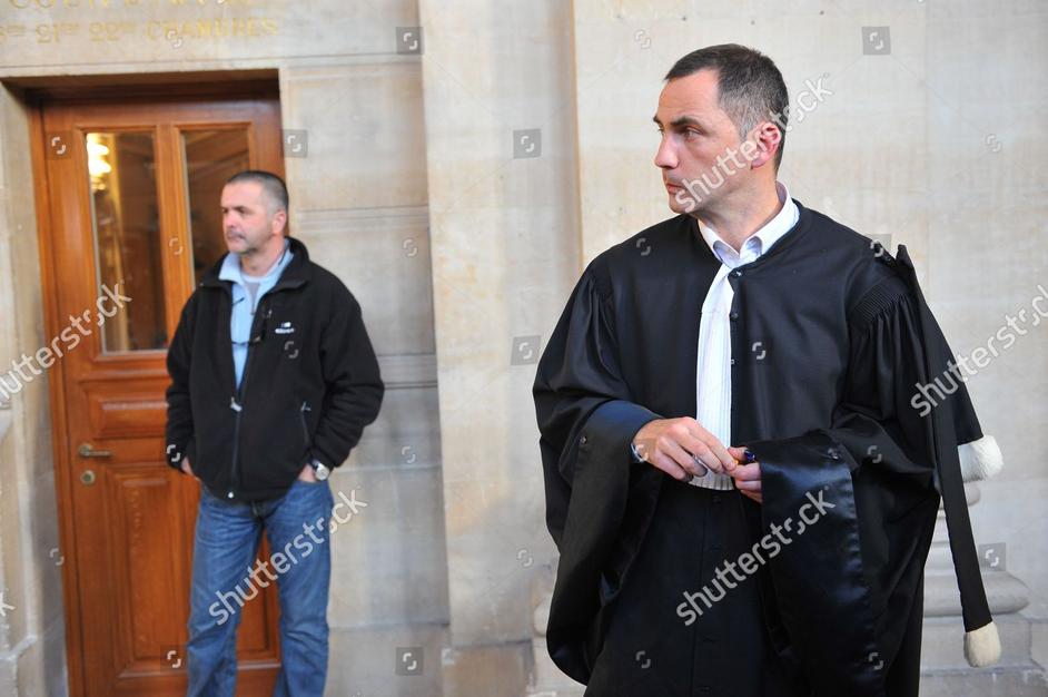 Très vite, les autorités ouvrent une information judiciaire pour tentative d’assassinat liée à une entreprise terroriste. Une précision importante qui souligne les tensions idéologiques sous-jacentes. Plus tard, en raison de son état de santé, le Premier ministre Jean Castex décide de lever son statut de détenu particulièrement signalé, espérant ainsi une meilleure prise en charge médicale.