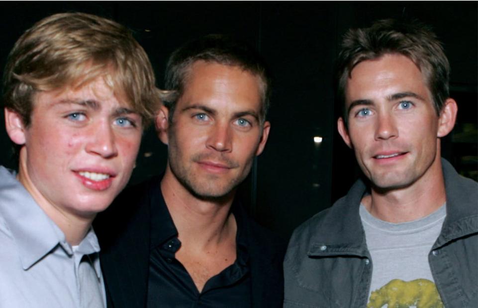 La réponse est claire :les frères de Paul Walker, Caleb et Cody Walker, incarnent Brian O’Conner dans plusieurs scènes clés de Fast & Furious 7, notamment une scène très émouvante sur la plage de Malibu aux côtés de Jordana Brewster (Mia Toretto). Cette séquence poignante rend hommage au personnage et à l’acteur disparu, tout en intégrant avec délicatesse les frères dans la saga.
