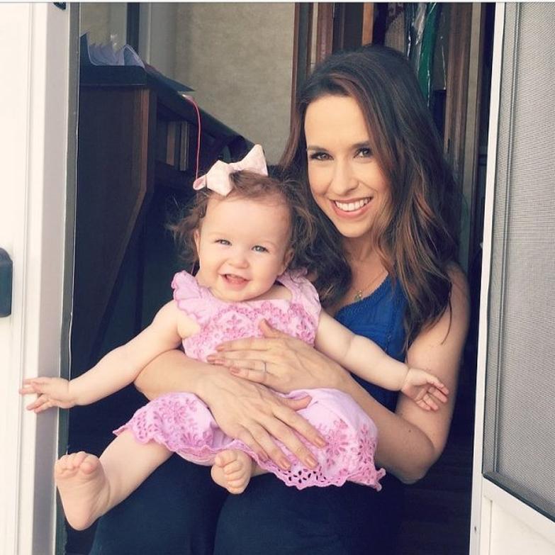 Julia n’est pas seulement un prénom sur un post Instagram. Elle est la lumière de la vie de Lacey. L’actrice confie avec émotion à PEOPLE en 2019 que Julia est sa « priorité numéro un » et que devenir maman est une expérience aussi enrichissante que complexe. "Je suis en train d’apprendre en même temps qu’elle grandit," affirme Lacey, ce qui nous rassure, car être parent, c’est souvent du bricolage au quotidien.