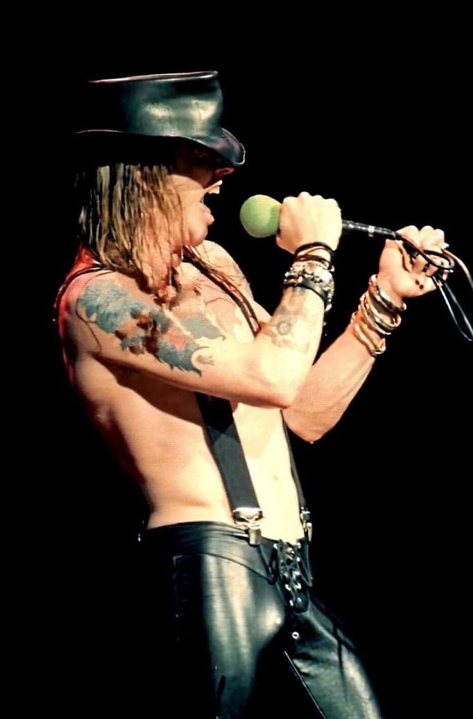 Malheureusement, cette année n’est pas exempte de controverses. Axl Rose fait face à des accusations d’agressions sexuelles datant de plusieurs années à New York. Une plainte déposée en novembre 2023 par Sheila Kennedy porte atteinte à la réputation du chanteur. Les suites judiciaires demeurent à suivre, et aucune déclaration publique significative n’a été émise pour le moment.