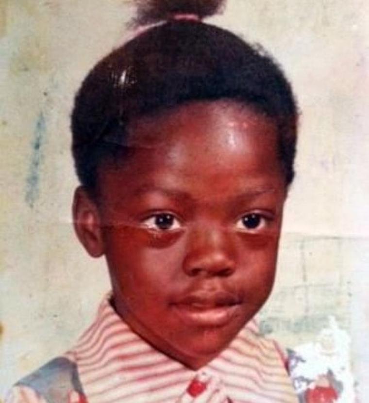 Viola Davis enfant combine une jeunesse marquée par la pauvreté et les traumatismes, avec une vie de mère épanouie auprès de sa fille adoptive, Genesis Tennon.Ce contraste illustre la force et la résilience d’une des actrices les plus respectées d’Hollywood.