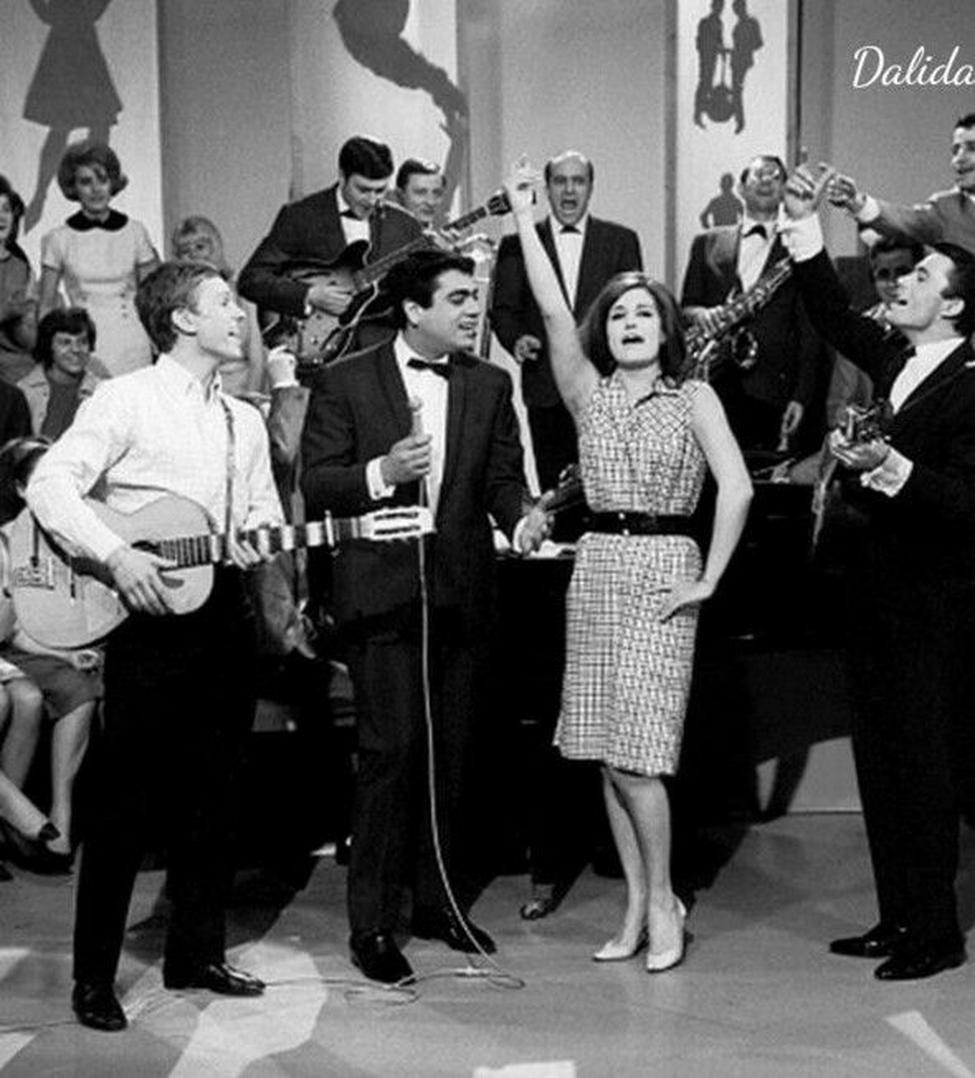 Frank Alamo laisse un héritage fait de mélodies légères et d’une présence sincère dans le monde de la chanson française. Ses tubes continuent de circuler, rappelant la magie d’une époque singulière et charmante. L’émotion ressentie lors de ses obsèques, les témoignages nombreux et l’ampleur de l’hommage témoignent de sa place forte dans le cœur des Français.