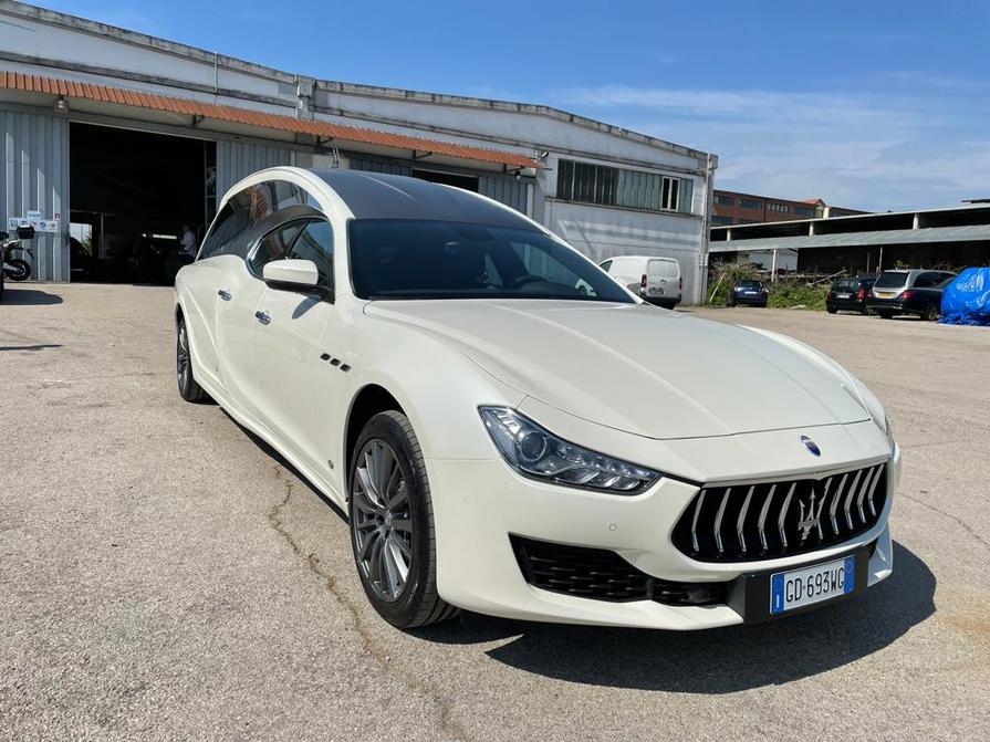 Pour ceux qui souhaitent louer un corbillard Maserati sans achat, les prestataires offrent une solution ponctuelle. Exemple : panne du véhicule habituel, surcharge d'activité ou demande spécifique d’une famille.