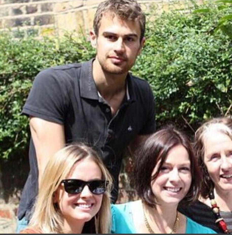 Tout commence en 2009, dans le décor un peu poussiéreux et bondé du Bristol Old Vic Theatre School. Theo James et Ruth Kearney, alors jeunes étudiants, partagent les mêmes classes et, plus important encore, le même univers créatif. C’est là, au beau milieu de jeux d'acteurs quelque peu loufoques (ils se souviennent encore avec humour de ces scènes où ils devaient jouer des souris et des grenouilles), que leurs regards se croisent pour la première fois.