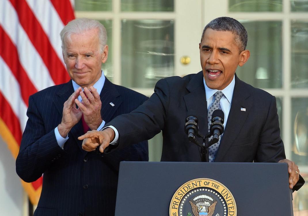 En janvier 2009, avant son entrée en fonction, Obama rencontre tous les anciens présidents américains encore vivants. Cette photo symbolique montre la continuité de la démocratie américaine, avec Carter, Clinton, Bush père et Bush fils.