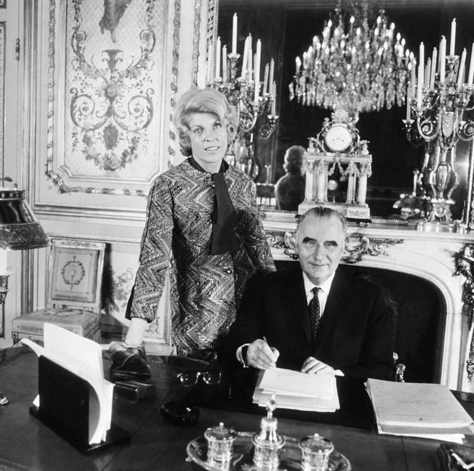 Née Claude Jacqueline Cahour le 13 novembre 1912 à Château-Gontier, en Mayenne, elle grandit dans une famille imposante. Son père, médecin-chef, et son grand-père, avocat et maire intérimaire, lui ont sans doute transmis le goût du devoir et le sens des responsabilités. Orpheline de mère à seulement trois ans, Claude trouve refuge dans ses études, la musique, l’équitation, et later en droit à Paris.