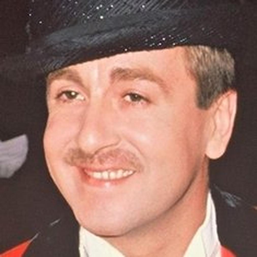 Bruno Carette est décédé à 33 ans des suites d’une leuco-encéphalite contractée lors d’un voyage en Égypte. Ses obsèques, organisées dans une grande discrétion, ont marqué la perte douloureuse d’un humoriste apprécié.