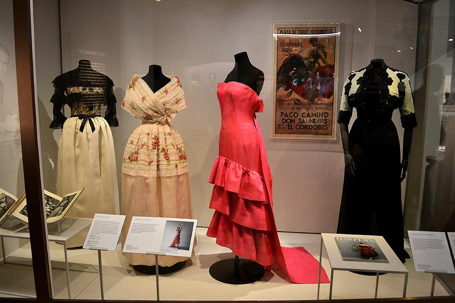 Les diverses expositions Balenciaga à Paris offrent un hommage vibrant à Cristóbal Balenciaga, célébrant ses créations et l’impact durable de son œuvre dans le monde de la mode.Des pièces rares, une scénographie inventive et des dialogues entre passé et présent sont proposés au public dans plusieurs lieux parisiens.
