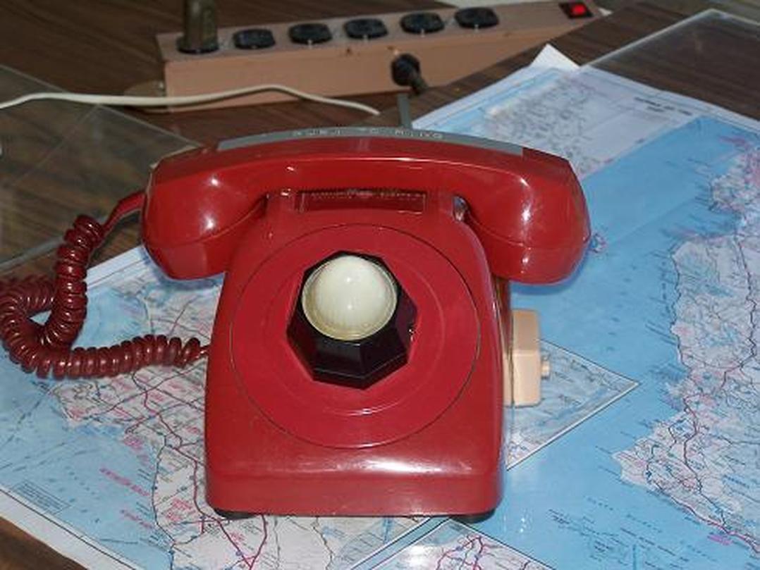 Fonctionnement et conséquences : la double lame du téléphone rouge