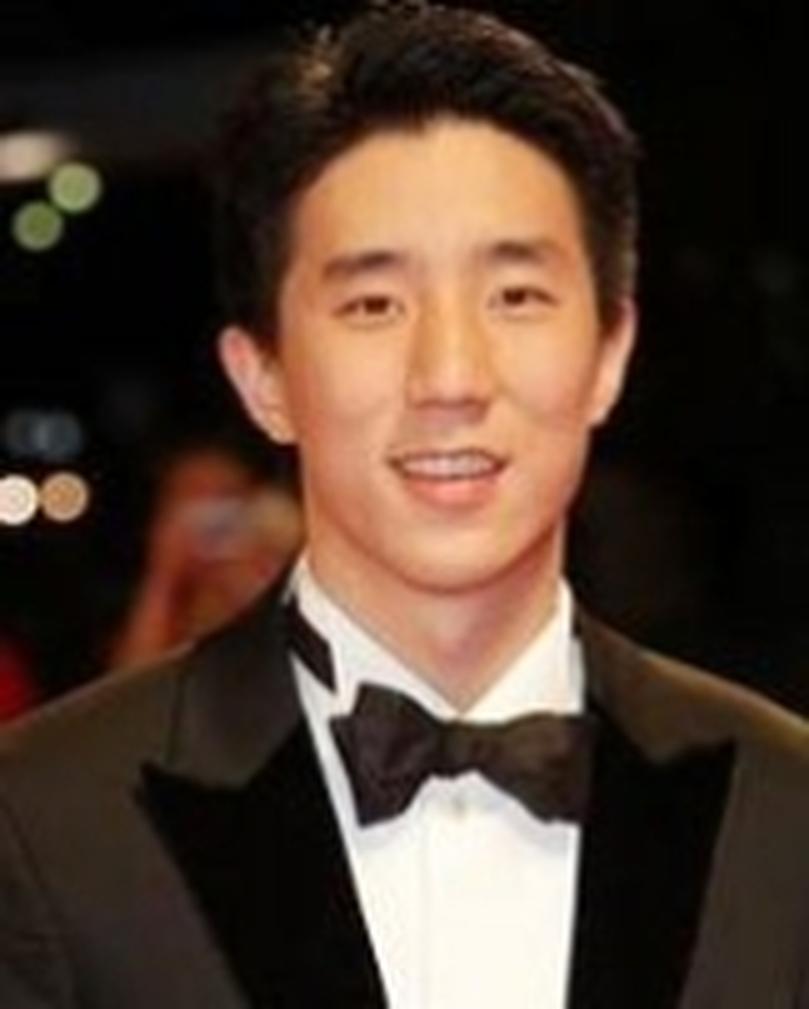 Jaycee Chan est inscrit brièvement au College of William and Mary, une université prestigieuse de Virginie. Cependant, deux semestres plus tard, il quitte les bancs pour poursuivre un rêve plus artistique : sortir un album à Hong Kong. Un choix qui va à l’encontre des attentes de son père, attaché à une éducation rigoureuse.