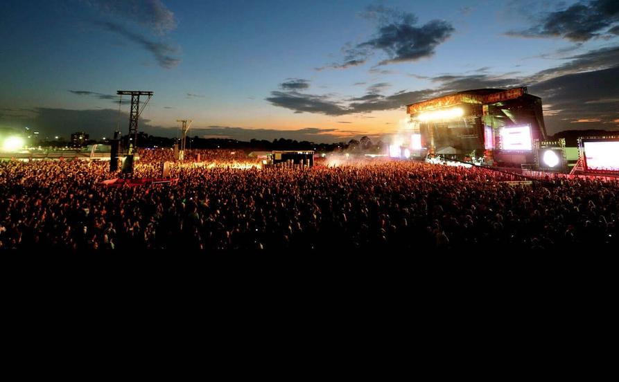 Palma est une ville universitaire et vibrante toute l’année, grâce à ses étudiants Erasmus et locaux. Les prix restent raisonnables, souvent autour de 20 €, rendant la fête accessible. Entre concerts de house, indie-rock, réggaeton et métal, l’île est un vrai melting-pot musical.