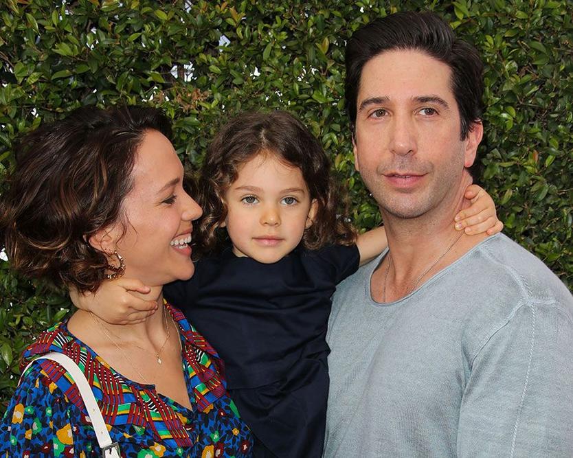David Schwimmer enseigne aux fans que derrière les caméras, les célébrités ont aussi leurs priorités, leurs joies et leurs combats personnels. Il incarne l’idée que la plus grande réussite n’est pas la célébrité, mais la capacité à être un bon parent.