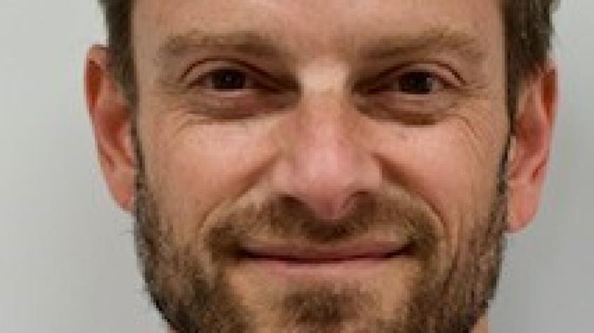 Marc décrit son processus d’écriture comme une obsession, laissant peu de place à la vie sociale pendant ses périodes de travail intensif. Toutefois, il trouve toujours le temps d’être présent pour sa famille :
