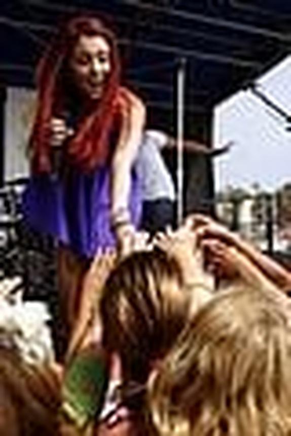 Ariana Grande est d'origine italienne. Elle est née aux États-Unis et se décrit elle-même comme Italienne américaine.