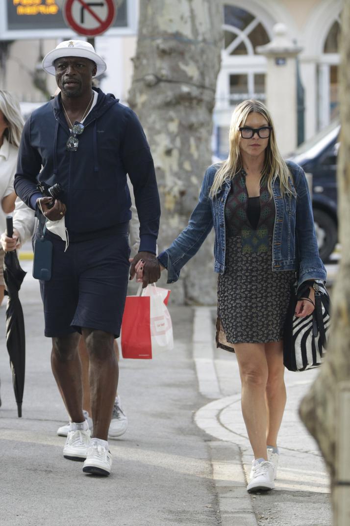 Seal prouve à travers ses rares apparitions publiques et ses messages sur Instagram qu’il est un père attentionné. Il affiche souvent son amour à Leni, soulignant leur relation forte et sincère. Selon la jeune femme, ce sont les deux parents qui lui ont appris à s’assumer pleinement et à suivre ses désirs.