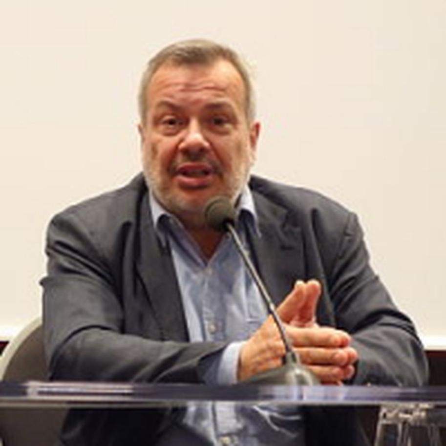 Quand on considère simplement que Périco a 64 ans, on en reste à un chiffre. Mais ce chiffre ne rend pas justice à toute son expérience dans le journalisme, la chronique gastronomique et même la politique (oui, il s’y est frotté aussi). Sa longévité professionnelle témoigne de son adaptabilité et de son expertise accrue.