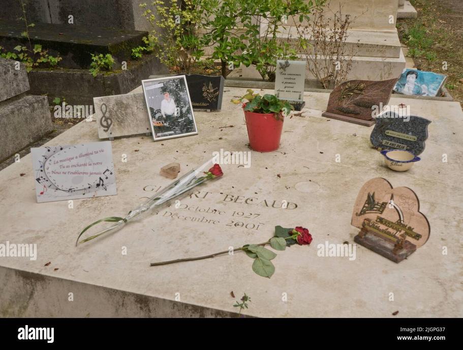Le Père Lachaise n’est pas qu’un cimetière, c’est un véritable sanctuaire dédié à la mémoire. Arrêter son regard sur la tombe de Gilbert Bécaud, c’est rappeler l’œuvre d’un artiste dont l’influence a traversé plusieurs décennies et a bercé la vie de milliers d’auditeurs. L’endroit symbolise la pérennité de son talent.