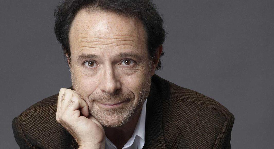 Et pendant ce temps, Marc continue d’être cet écrivain de talent, parfois enfermé dans sa tour intérieure quelques mois avant une sortie d’un nouveau roman. Son quotidien est fait de doutes et d’excitation, de nuits blanches et de réveils avec l’envie de tout remettre en question. Une réalité artistique acceptée parce qu’il sait qu’au bout du compte, c’est pour sa femme et ses enfants qu’il livre ce combat quotidien.