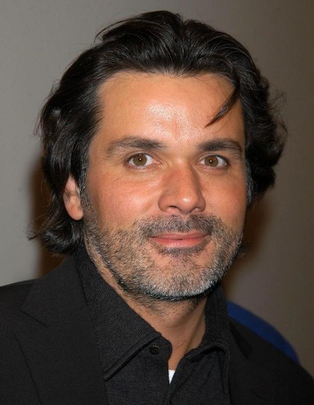 Le cinéma coule dans ses veines. Son père, Jacques Henri Barratier, fut producteur. Sa mère, Eva Simonet, était comédienne avant de devenir attachée de presse influente.
