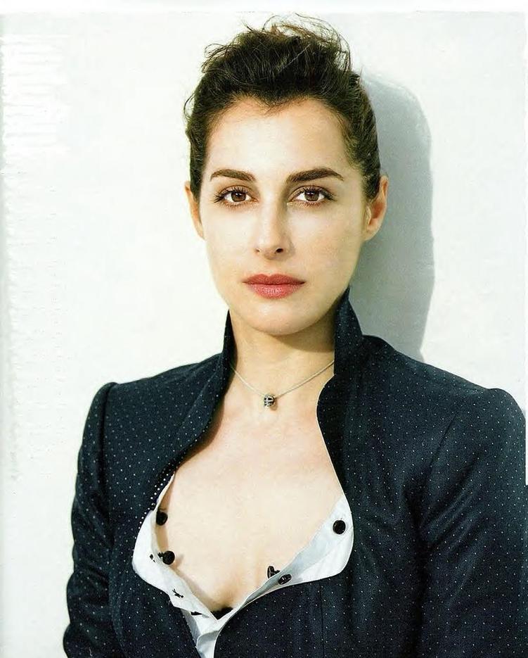 En 2024, Amira Casar marque le paysage culturel avec un rôle phare dans la série « La Maison », désormais disponible sur Apple TV+. Elle incarne Perle Foster, une ancienne muse et figure clé, prête à sauver la maison de couture LEDU, une institution centenaire menacée.Cette année semble aussi riche en créativité et rebondissements pour l’actrice, aussi bien à l’écran qu’au théâtre.