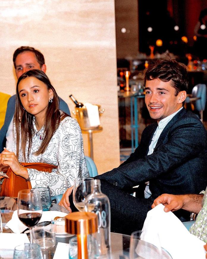 Le 6 décembre, Charles Leclerc choisit Instagram pour annoncer la séparation avec Charlotte Siné. Son message est simple et respectueux : "Charlotte et moi avons décidé de mettre fin à notre relation et nous restons de bons amis". Il souligne qu’ils ont partagé de nombreux beaux moments et tient à rappeler combien Charlotte reste "une personne très spéciale pour lui".
