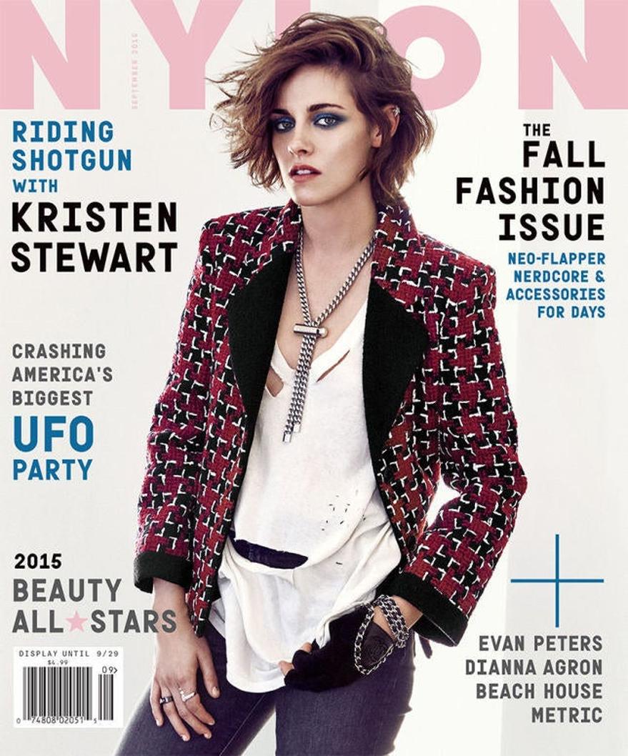 Kristen Stewart ne se contente pas de jongler avec sa sexualité, elle bouscule aussi les normes médiatiques autour du corps et du désir féminin. En mars 2024, elle fait la couverture de Rolling Stone en portant un jockstrap et en posant de manière suggestive — une image qui provoque des débats et des critiques, notamment pour son audace.