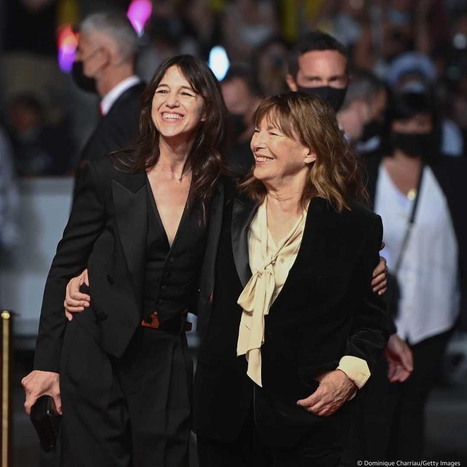 Jane Birkin, cette icône franco-britannique, n’est pas seulement la mère de Charlotte Gainsbourg. Elle est une légende féminine, chanteuse et actrice, au charme singulier. Née anglaise, elle s’est intégrée parfaitement dans la culture française, imprégnant sa fille d’un mélange d’élégance insoumise et de fragilité assumée.