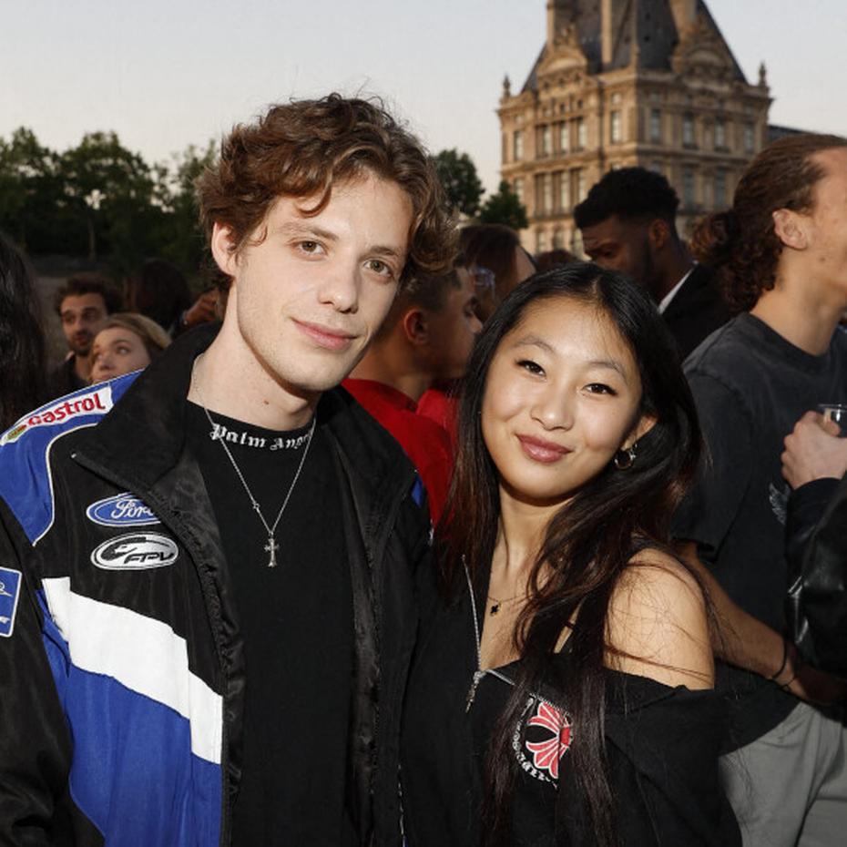 Cet entourage familial compliqué n’empêche pas Joalukas et Jade d’avoir une belle complicité. Pour preuve, Jade était présente au 20e anniversaire de Joalukas, une fête intimiste organisée dans un bar du 2e arrondissement de Paris. On retrouvait aussi parmi les convives Stella Belmondo et Kiara Amato, cette dernière étant désormais officiellement la petite amie de Joalukas.
