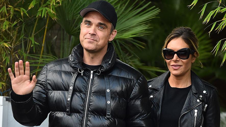 Teddy, la première née, semble naturellement héritière du talent de papa Robbie. Dès l’âge de six ans, elle a déjà fait une apparition remarquée au mariage de l’amie proche de papa, la princesse Beatrice, comme demoiselle d’honneur. Plus récemment, la bande-annonce de la série documentaire Netflix annoncée en novembre 2023 la montre en train de jouer du piano et de chanter « Angels », le tube emblématique de son père, sous son regard attendri.