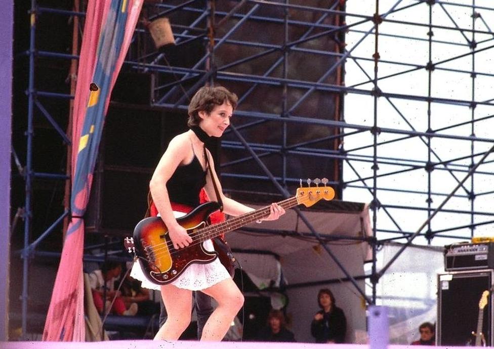 Son premier amour notable, Louis Bertignac, ne se limite pas à la romance — il instaure un vrai partage musical. Louis s’installe même chez elle à Saint-Cloud, où il lui transmet le secret de la basse. Comme toute histoire rock, il y a des hauts et des bas : leur lien fusionnel traverse aussi des tempêtes, notamment liées à la drogue.
