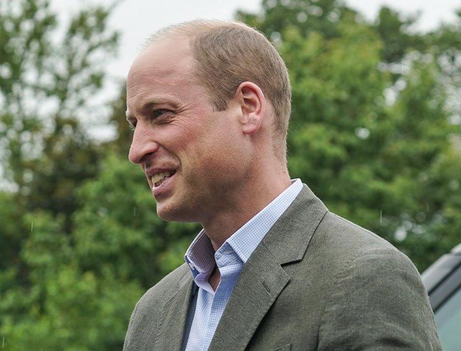 Un détail amusant : cette photo est différente de celle récemment dévoilée pour la fête des pères, où William apparaissait de dos, entouré de ses enfants sur une plage. La différence de tenue laisse supposer que la famille a vécu plusieurs moments intimes en dehors des caméras, adressant un message clair : la royauté sait aussi profiter pleinement de la simplicité du quotidien.
