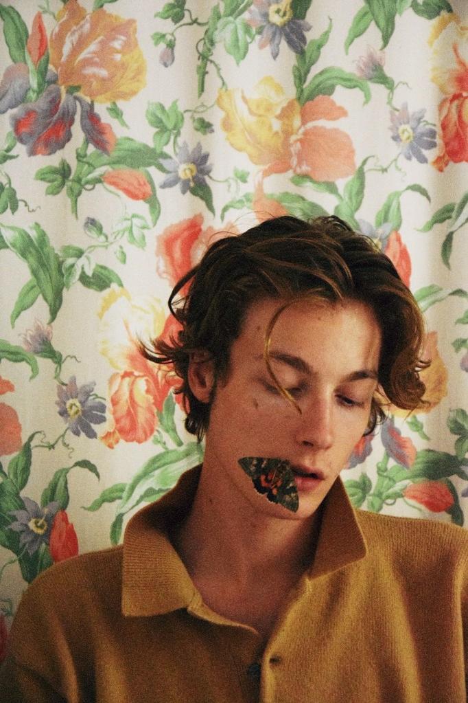 En parallèle, Charles a testé la scène comme mannequin durant ses études. Pourtant, il se sent plus chez lui backstage ou derrière l’objectif. Photographe de ses propres collections, il corrige, cadre, immortalise. Une polyvalence rare qui renforce son univers musical et visuel.