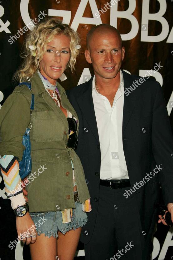 Ophélie Winter mari milliardaire ? La réponse est nuancée et passionnante.L’ancienne star des années 90 a connu plusieurs relations amoureuses avec des hommes fortunés, dont une avec le milliardaire Rolf van Dalen. Mais aujourd’hui, elle officialise son amour avec Mickael Chétrit, directeur du Palais des Glaces, redonnant une nouvelle lumière à sa vie.