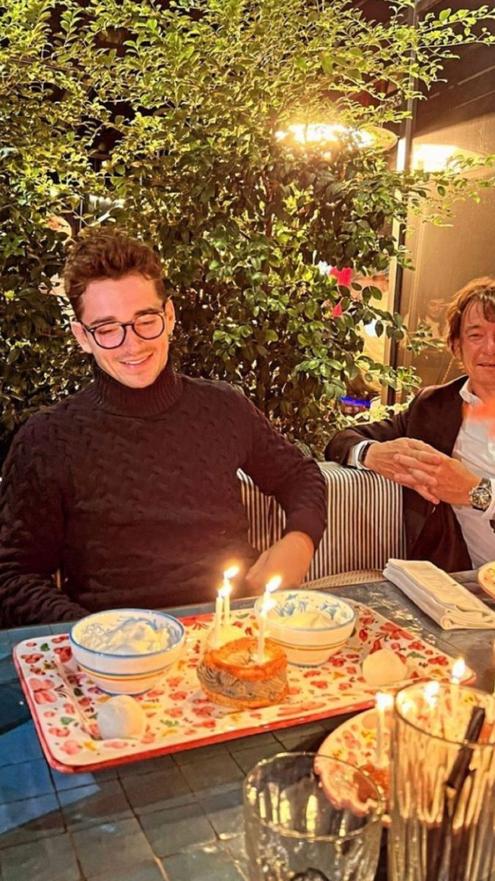 Le temps n’a pas chômé, et dès mars 2023, Charles Leclerc a officialisé une nouvelle relation avec Alexandra Malena Saint Mleux, une jeune femme de 21 ans passionnée d'art.