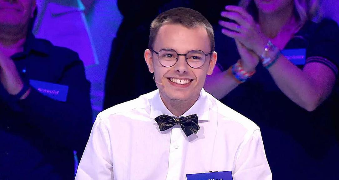 Lors de sa dernière participation, la tension était palpable. Ses proches - compagne Jessica, grand-mère Yvonne, mère Fabienne, et amis en visio - étaient présents pour soutenir le champion. Pendant quelques minutes, un membre de l’équipe a même pris temporairement sa place, signe qu’une page importante se tournait.