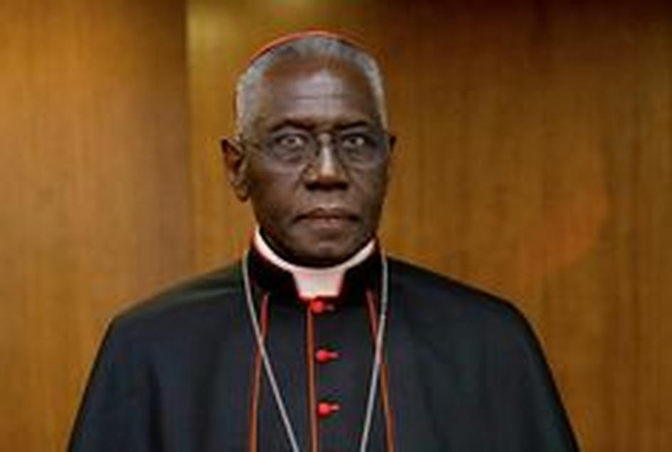 À l’aube du conclave de 2025, les regards se tournent vers l’Afrique. Aucun pape noir n’a encore été élu, bien que plusieurs papes des premiers siècles soient originaires d’Afrique du Nord, notamment berbères. La dynamique a changé : aujourd’hui, l’Église catholique se transforme. Un billion trois cents millions de fidèles dans le monde, un nombre croissant en Afrique, redessinent le visage du catholicisme.