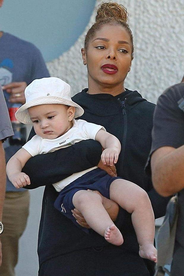 La vie d’Eissa reste un mystère soigneusement préservé. Janet refuse que son fils grandisse sous le poids des médias. Elle leur offre une enfance la plus normale possible, loin des caméras et des rumeurs.